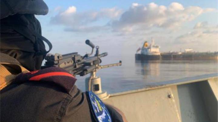European Union vessel reaches ship raided by pirates off Somalia; all 24 crew on board safe
