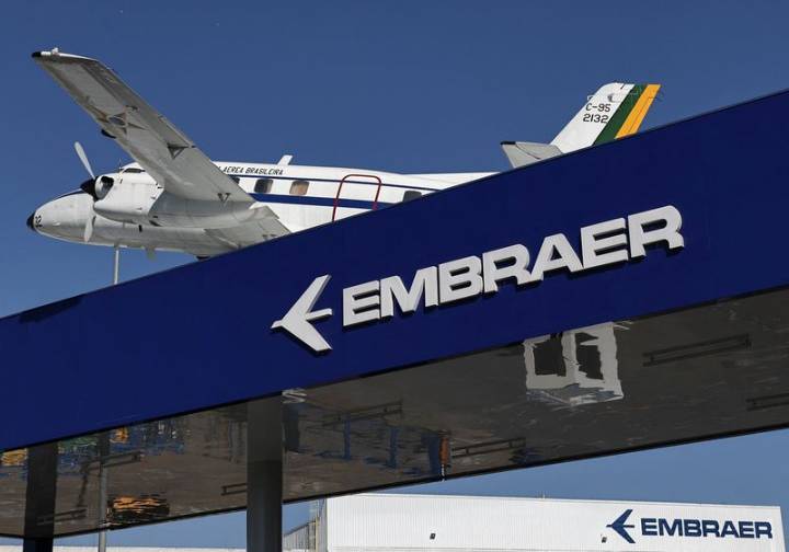 Embraer’s quarterly net profit slips, maintains full