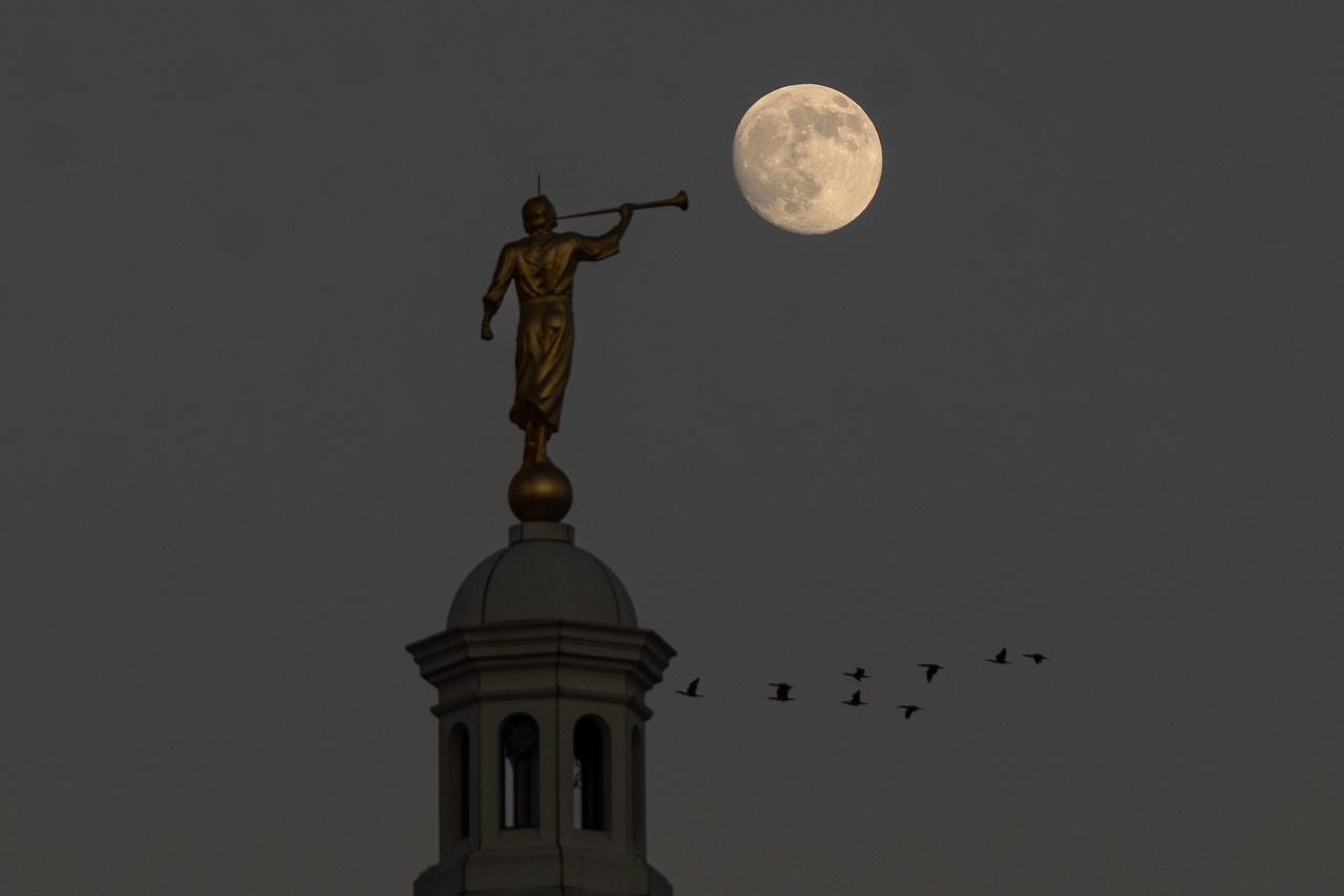 Tijuana brilla entre el sol que se despide y la Luna que despierta