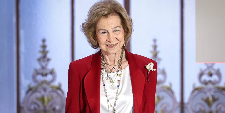 El espectacular abrigo rosa con el que la reina Sofía ha dado una lección de estilo en Nueva York, recordando sus looks de juventud