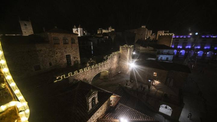 Una iluminación LED no invasiva viste la muralla de Cáceres en el inicio de la Navidad