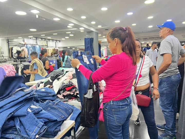 Maturineses aprovechan descuentos de noviembre y el Black Friday para comprar los estrenos