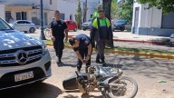 Motociclista accidentada en Av. Villarino y Lamadrid