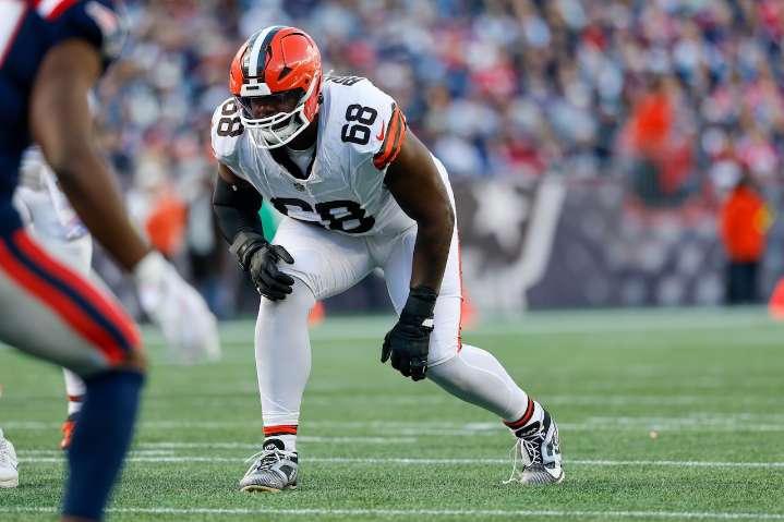 Browns starting tackle questionable to return to Ravens game