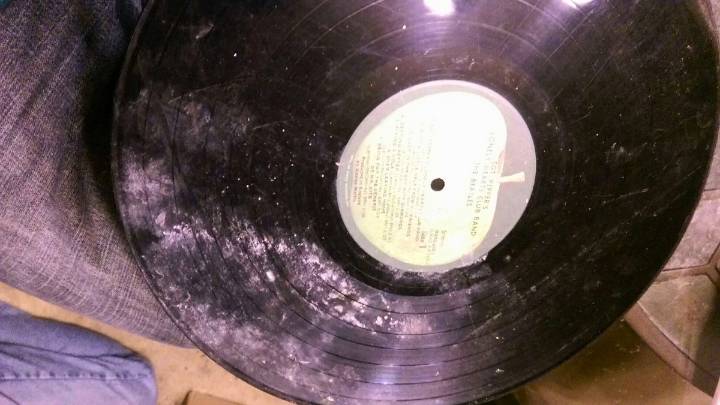 Cómo limpiar un vinilo viejo y usado: el paso a paso que nunca falla