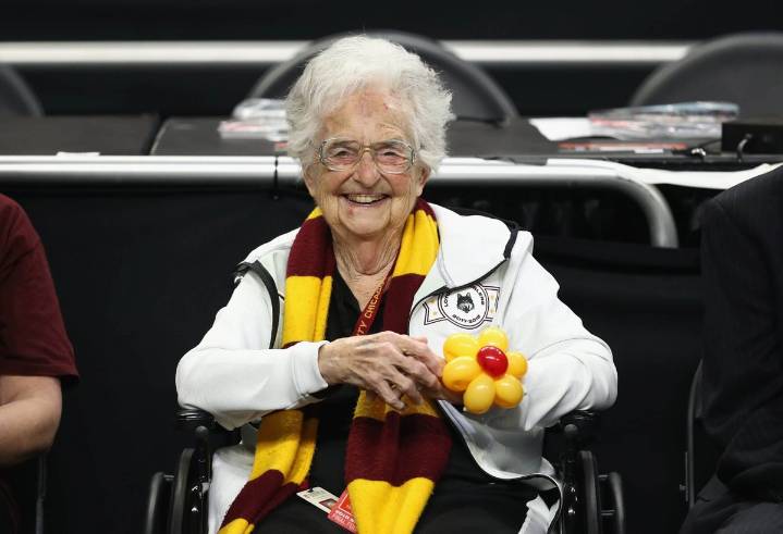 Loyola Chicago wins first game since Sister Jean's death: 'She was with us tonight'