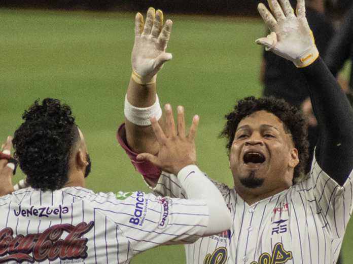 Yonathan Daza pegó el batazo del triunfo para Leones