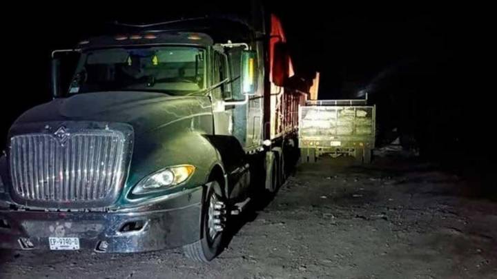 Hombre muere prensado entre dos tráileres; estaba realizando labores de carga