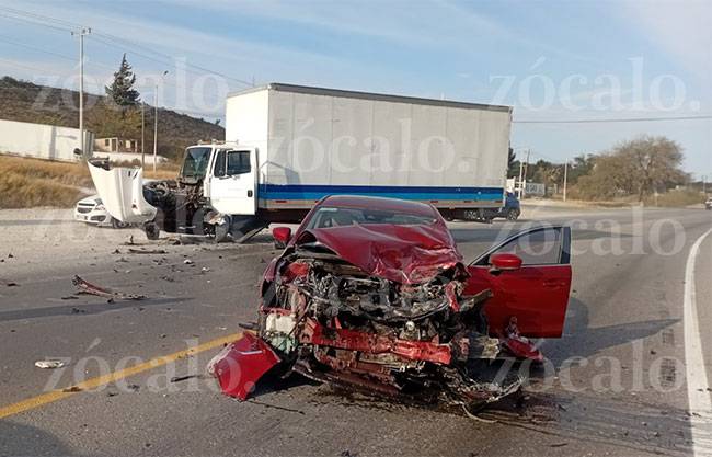 Choque frontal entre auto y camión paraliza la carretera 57; deja a mujer y menor lesionados