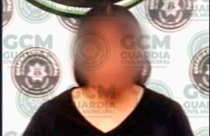 Mujer es sorprendida allanando una casa