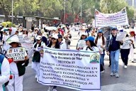 Protestan médicos por medicinas y salarios