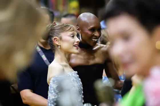 Fan irrumpió en premiere de «Wicked» y atacó a Ariana Grande