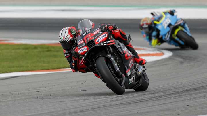Bezzecchi gana la última carrera en Valencia por delante de Raúl Fernández