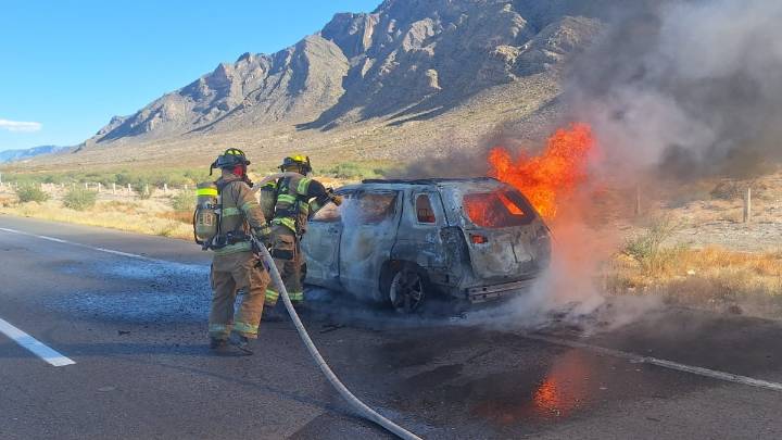 Auto se incendia y queda totalmente calcinado en la carretera La Cuchilla