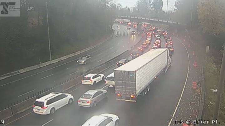 Crash closes northbound I-5 early Thursday morning