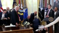Hombre de la Tercera Edad se Desmaya Durante Conferencia de Donald Trump en La Casa Blanca