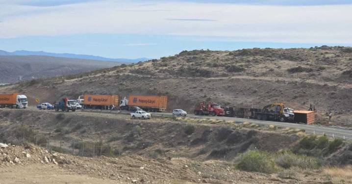 Precaución en Ruta 237: volcó un camión en la bajada de Collón Curá, el conductor está herido