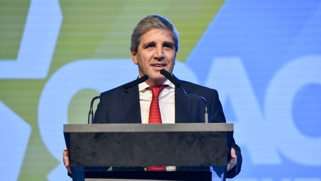 Caputo admitió que puede haber cambios en las bandas cambiarias