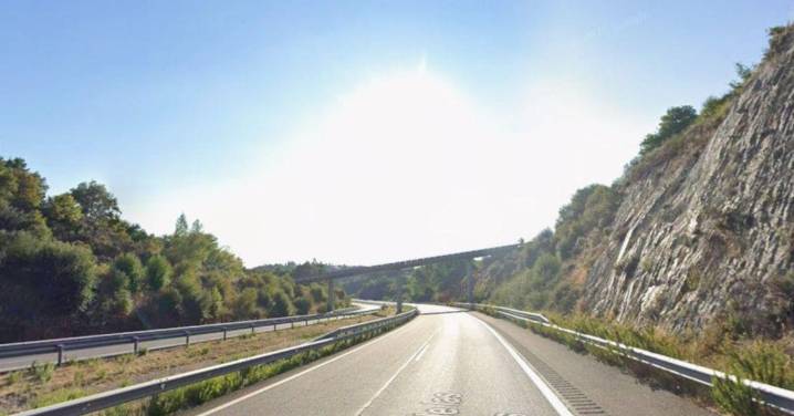 Un coche arde en la A-52 dirección Ourense a la altura de As Neves