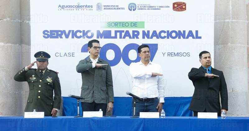 Encabeza Leo sorteo del Servicio Militar