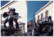 Policías caen de una patrulla mientras hacían una pirámide humana durante el desfile en Zacatecas