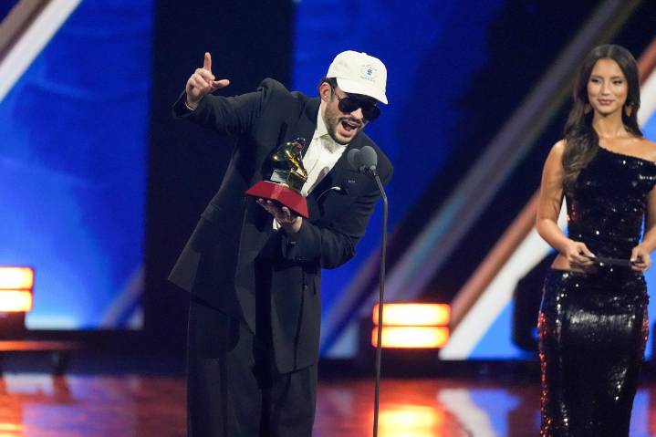 Bad Bunny dedica inspirador mensaje a los niños y jóvenes tras arrasar en los Latin Grammy