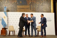 Fabián Leguizamón entregó distinciones a personalidades destacadas de América Latina por su contribución al desarrollo en la región