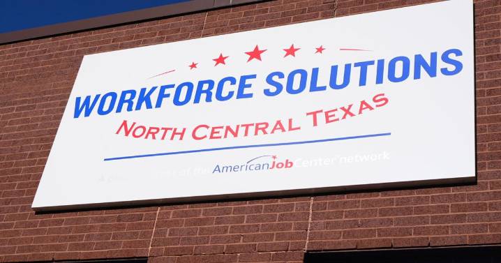 Menos estadounidenses solicitaron beneficios por desempleo mientras los despidos siguen bajos