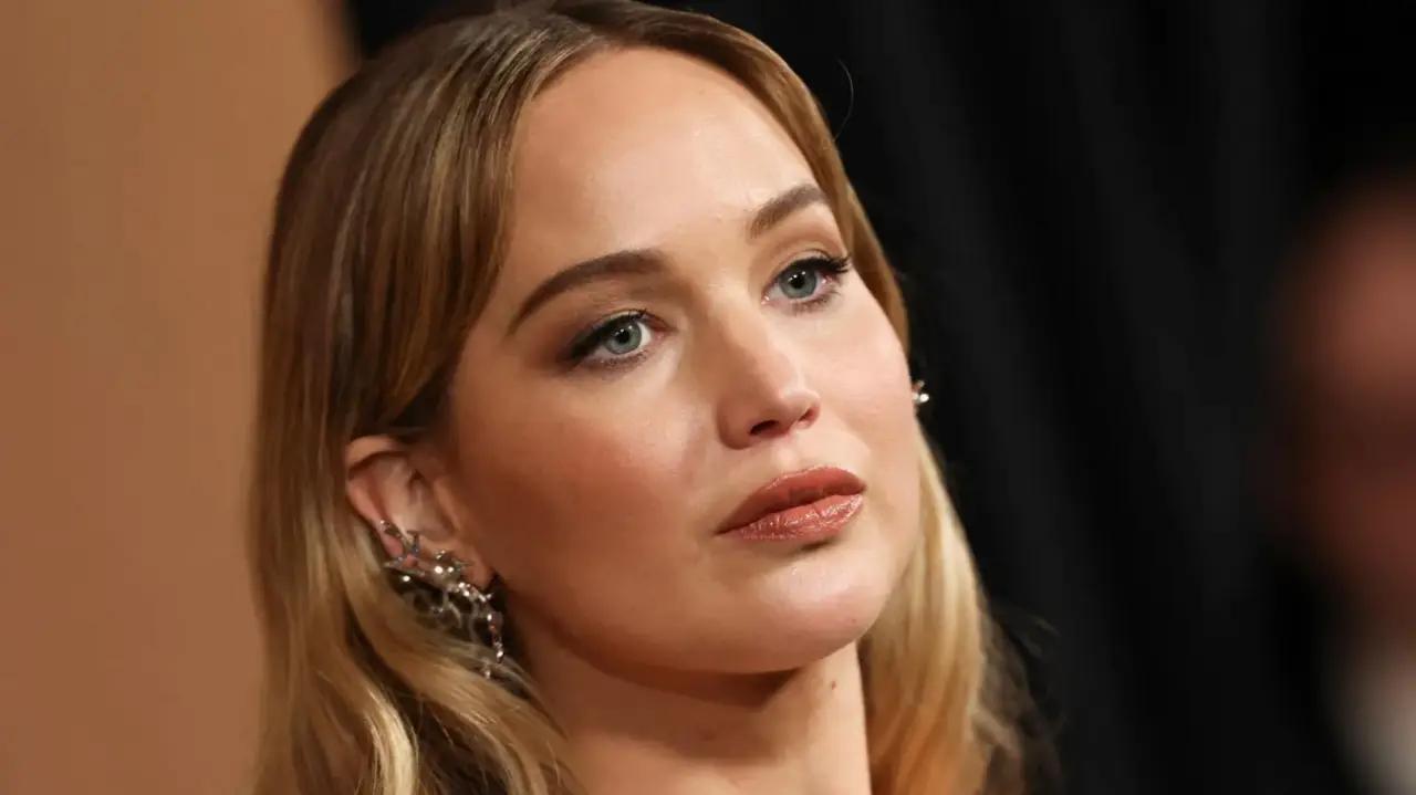 Jennifer Lawrence sigue pidiendo prestadas joyas de Sotheby’s, ¡y pronto saldrán todas a la venta!