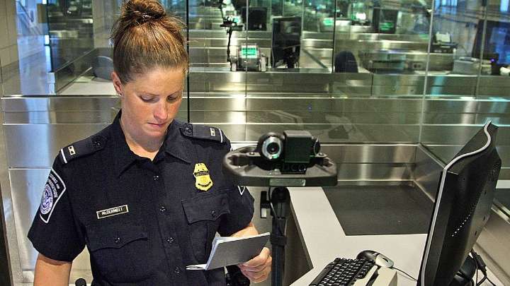 Tomarán huellas dactilares y fotos a inmigrantes en aeropuertos