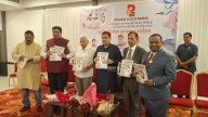 Nitin Gadkari recalls old memories with veteran journalist S.N. Vinod at Smarika launch