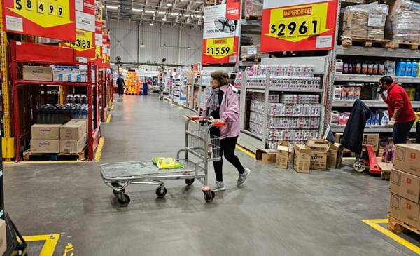 El consumo, otra vez en caída: bajaron las ventas en supermercados y mayoristas