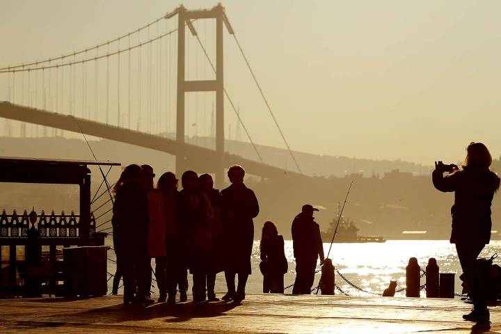 Mom and 2 Kids Die of Suspected Food Poisoning After Allegedly Eating Street Food