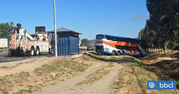 Bus pierde el control en Ruta 68 y sale de la vía en Casablanca