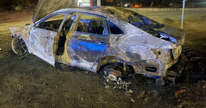 Arrestan a cuatro por desmantelar y quemar un auto accidentado