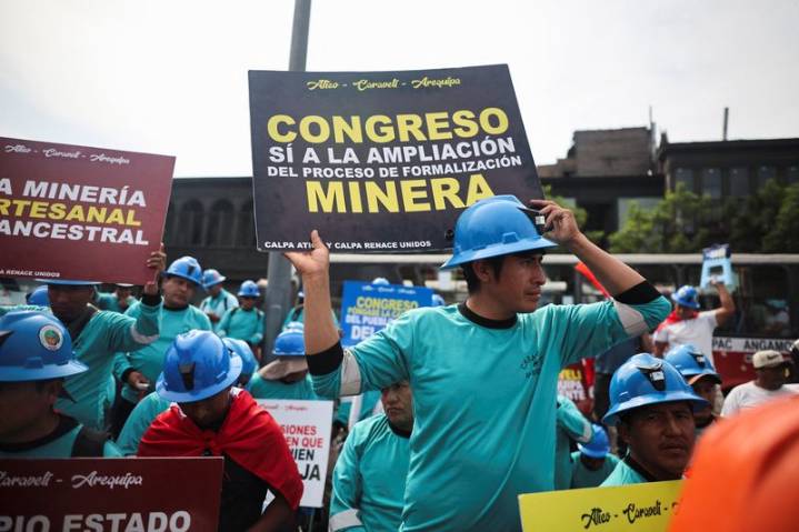 Peru lawmakers advance mining permit extension after protests