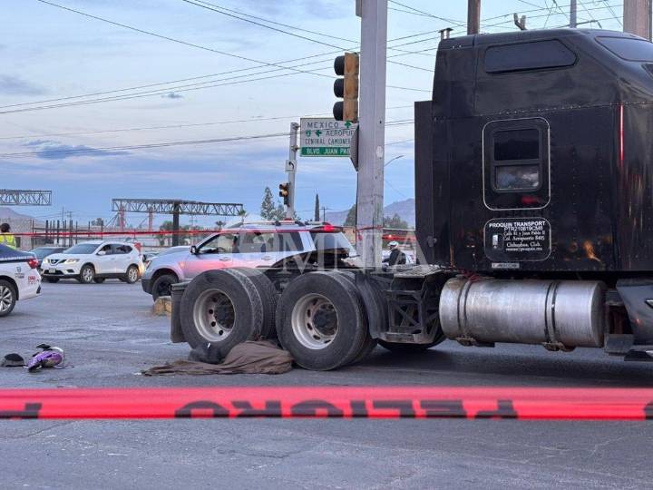 Motociclista muere arrollado por tractocamión en Lombardo Toledano y Juan Pablo II