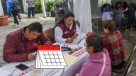 Adultos mayores trabajan más: las pensiones abajo de 10 mil pesos los empujan a la informalidad