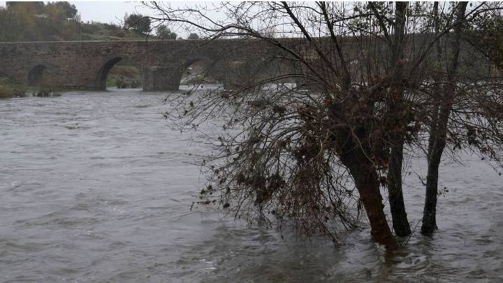 Fuertes lluvias, bajón térmico y ambiente invernal: así viene el fin de semana por la borrasca Claudia