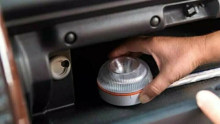 Qué vehículos no estarán obligados a llevar la luz de emergencia V16 en 2026, según la DGT