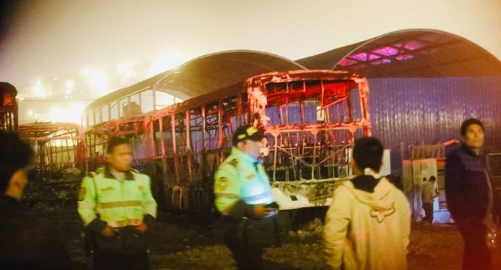 Puente Piedra: Incendio consume cinco buses de la empresa de transportes ‘Pegaso’ Vecinos de la zona de Puente Piedra intentaron controlar las llamas pero no pudieron hacer nada. Se investiga si incen