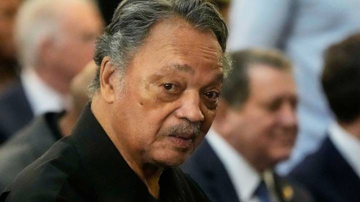 Hospitalizan al líder defensor de derechos civiles, Jesse Jackson por un raro trastorno neurológico