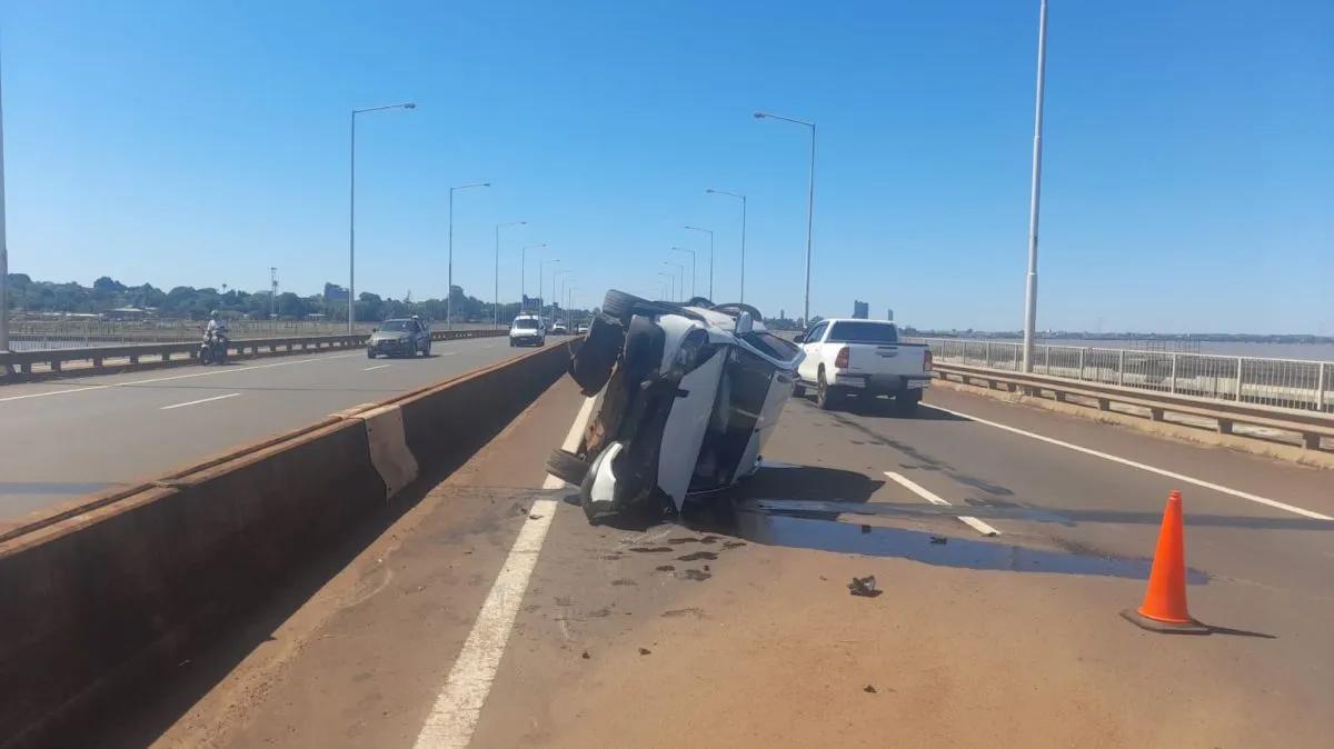 Evitó chocar contra una moto y volcó en Acceso Sur