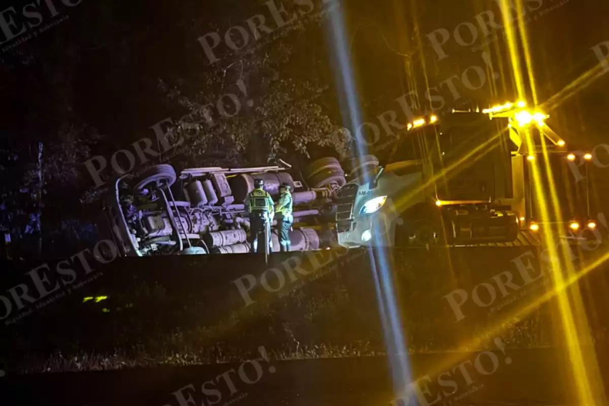 Aparatosa volcadura de tráiler en la Campeche–Mérida; conductor se duerme al volante