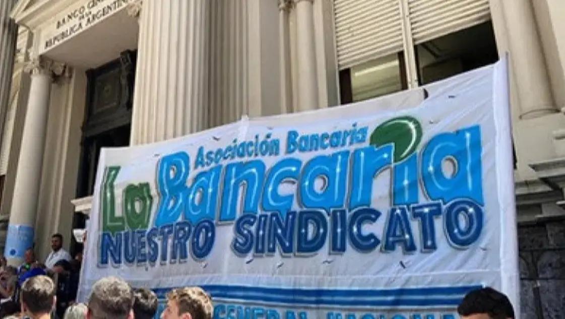 En línea con la inflación, bancarios acordaron nuevo aumento salarial