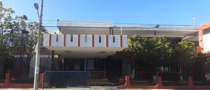 Quieren obligar a niñas a usar pantalón de vestir en lugar de uniforme deportivo en la escuela Ciriaco Cruz, acusan
