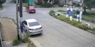 Video: un automovilista chocó a un jinete que andaba a caballo en medio de la calle y escapó del lugar