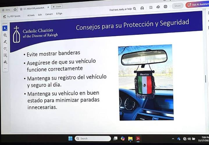 ¿Le quito el rosario, el escapulario y la bandera a mi carro?