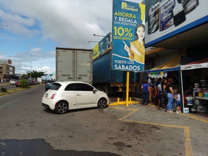 Invasión de las aceras en Ciudad Guayana obliga a peatones a caminar por la carretera