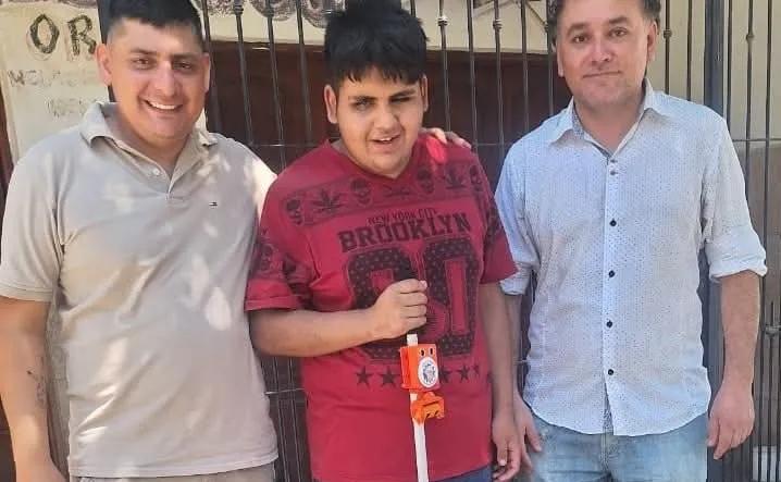 Estudiantes de Orán entregaron el bastón inteligente a un joven con discapacidad visual